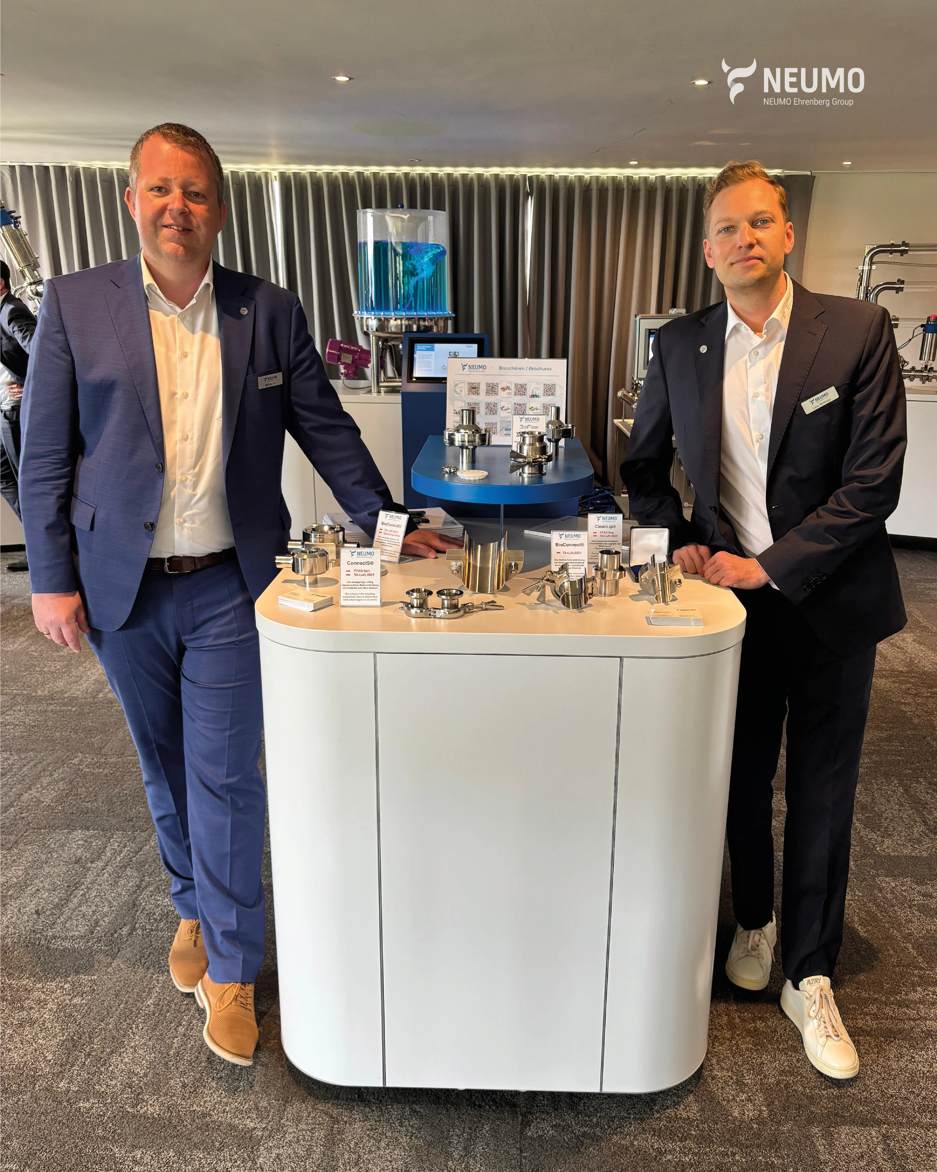 Matthias und Lukas mit NEUMO Produkten